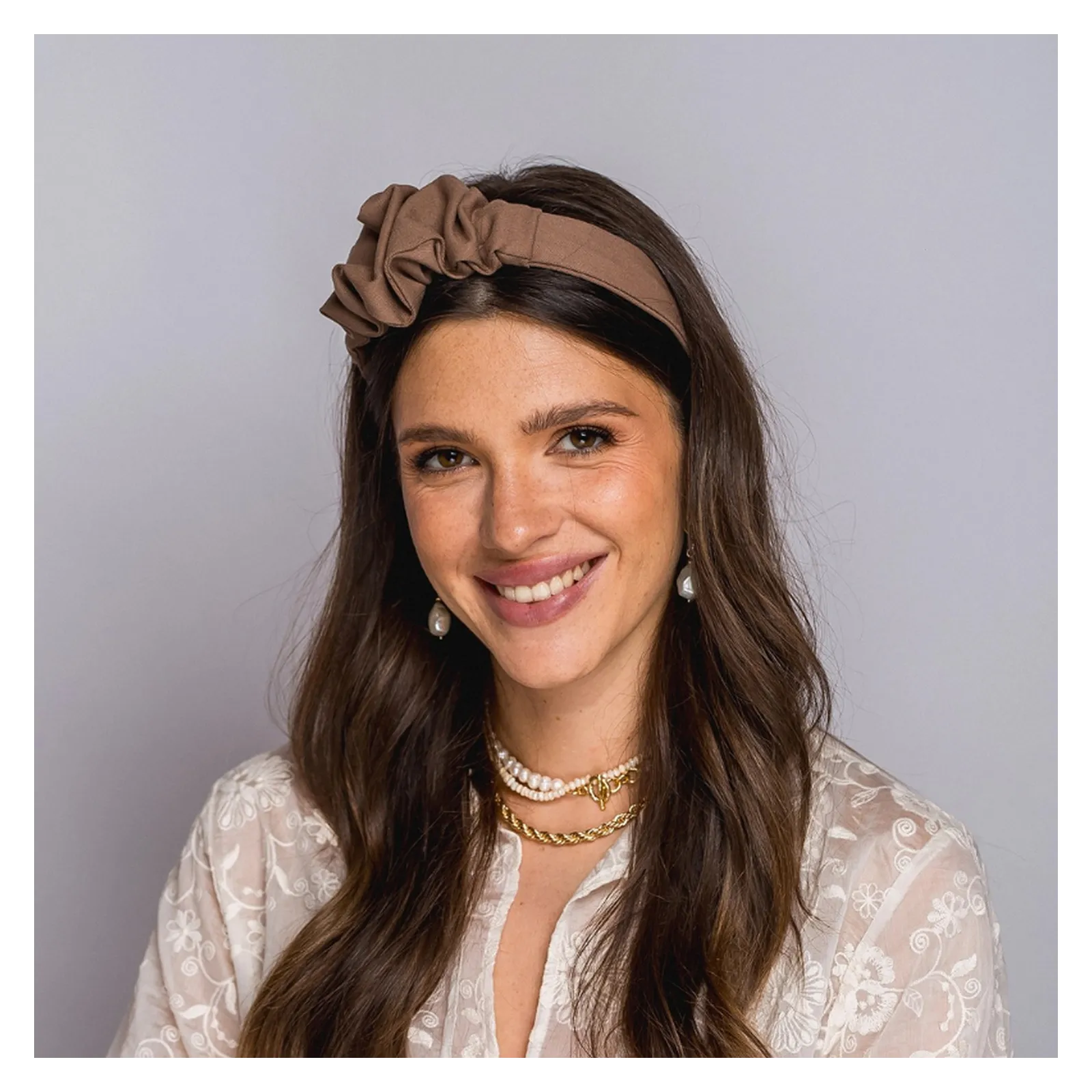 Modna Brązowa opaska do włosów z marszczeniem