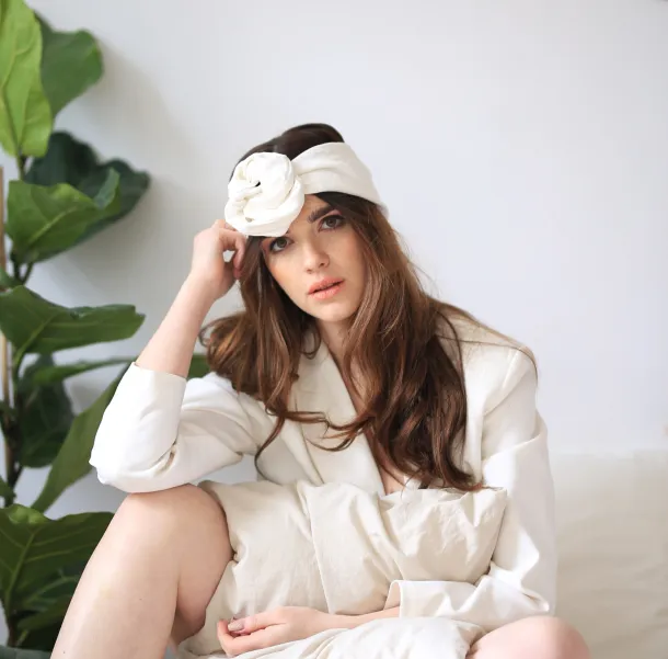 Szeroka opaska lniana szyta w Polsce.