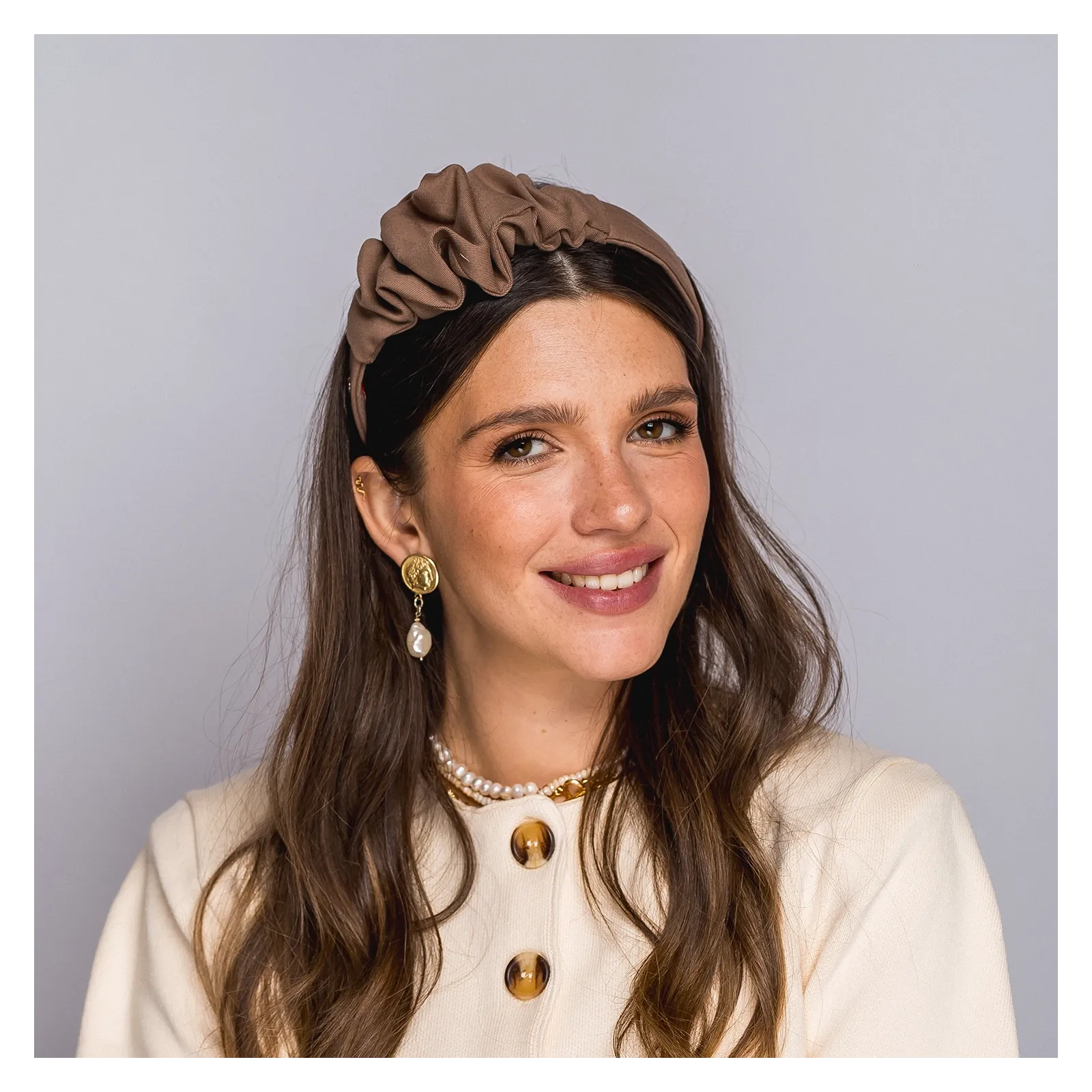 Modna Brązowa opaska do włosów z marszczeniem