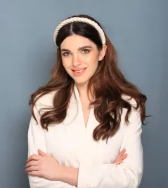 Gruba opaska do włosów dla minimalistki.