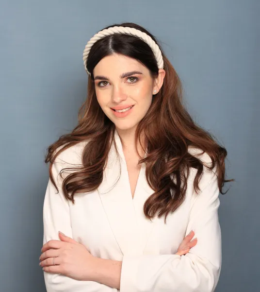 Gruba opaska do włosów dla minimalistki.