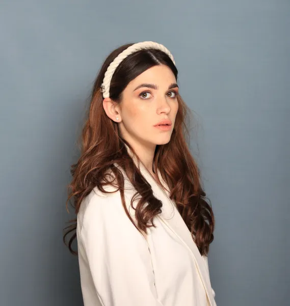 Gruba opaska do włosów dla minimalistki.