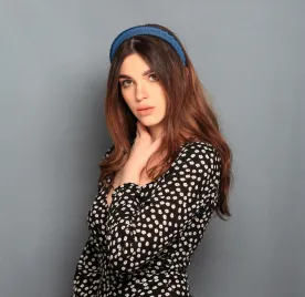 Sztywna opaska do włosów w obłędnym morskim kolorze.