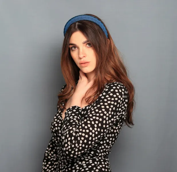 Sztywna opaska do włosów w obłędnym morskim kolorze.