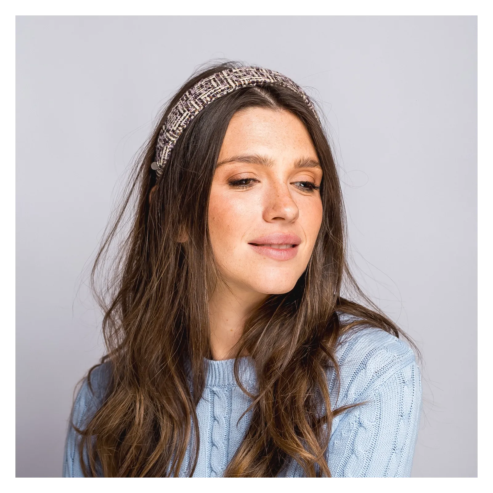 Stylowa opaska do włosów tweedowa w odcieniach beżu i fioletu