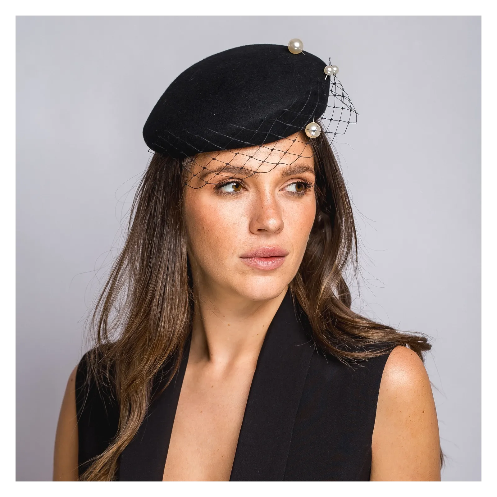 Elegancki toczek  z woalką i perłami