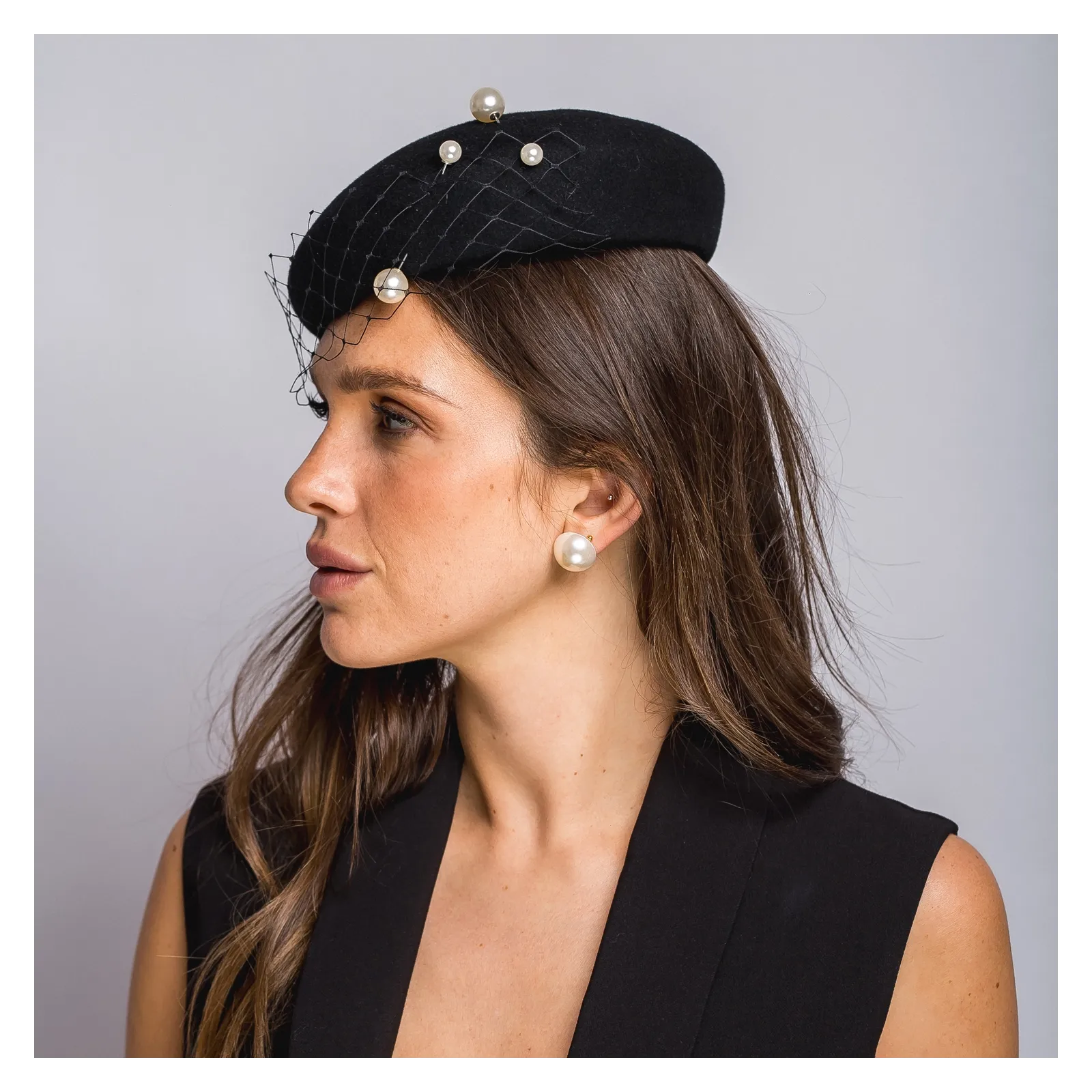 Elegancki toczek  z woalką i perłami