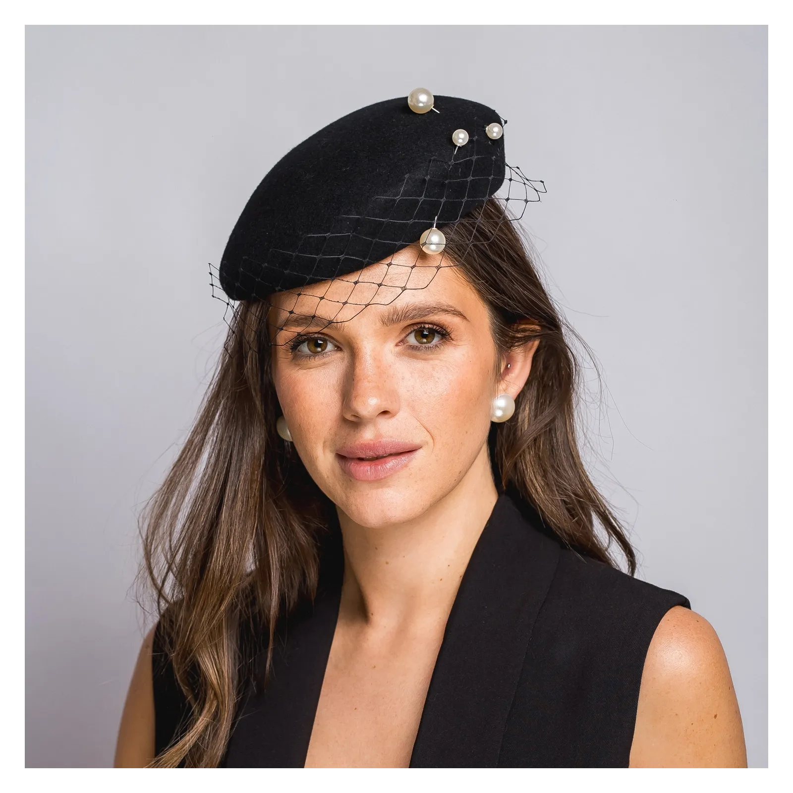 Elegancki toczek  z woalką i perłami