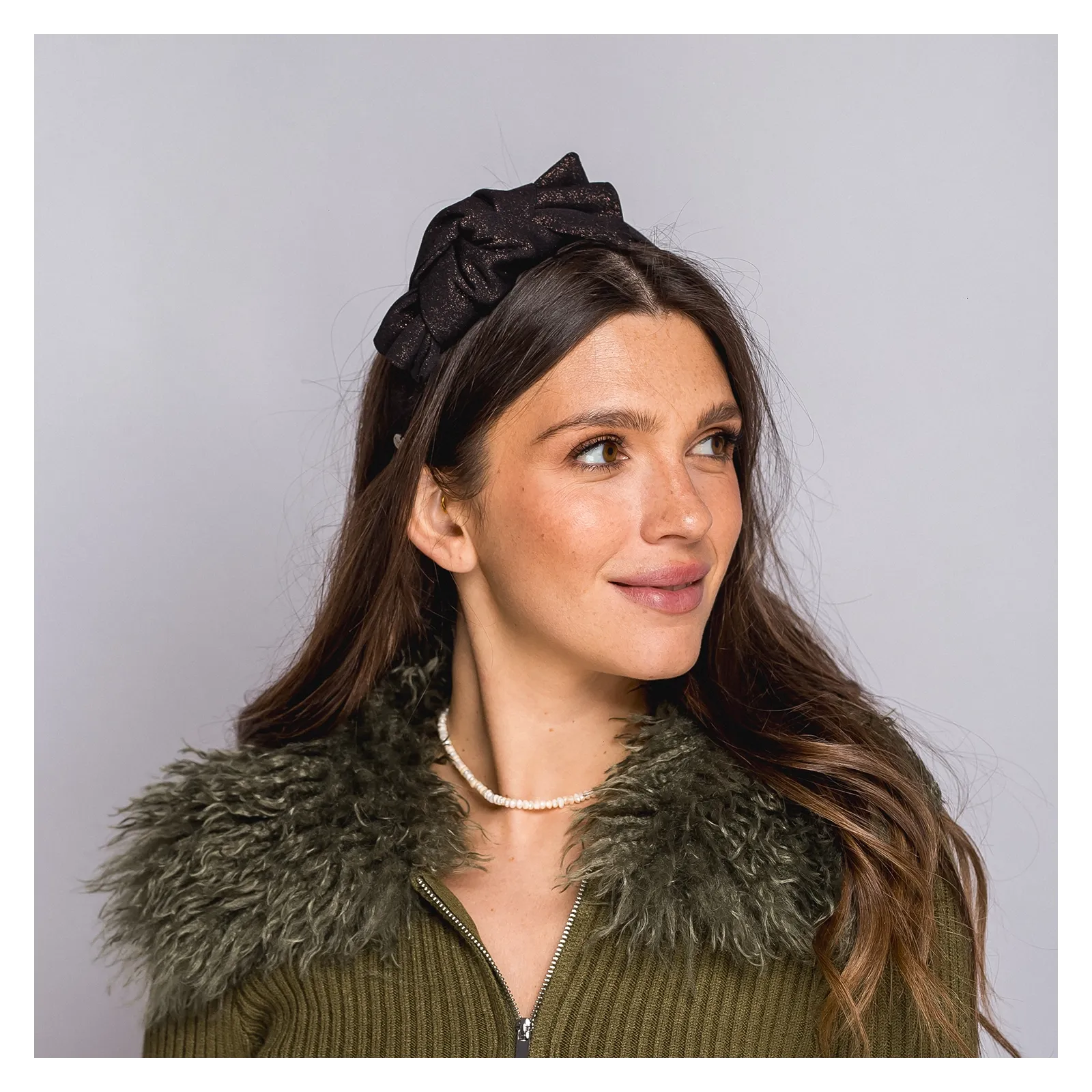 Czarna opaska z połyskiem i kokardą