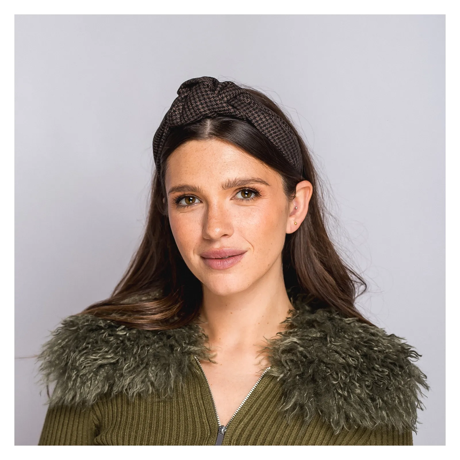 Opaska w pepitkę czarno- brązową  z supłem