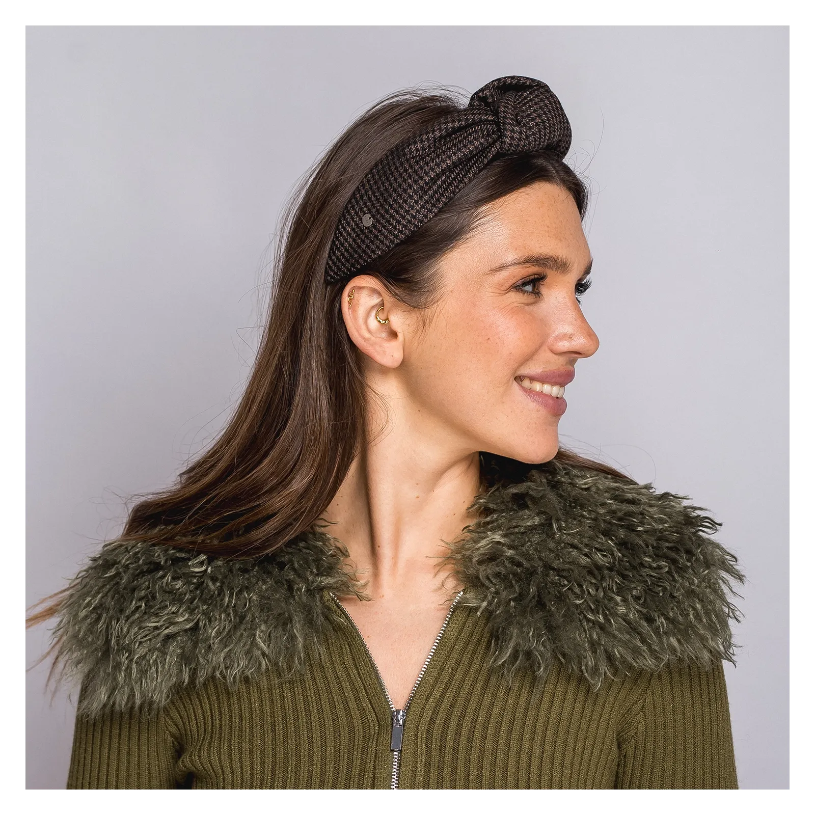 Opaska w pepitkę czarno- brązową  z supłem