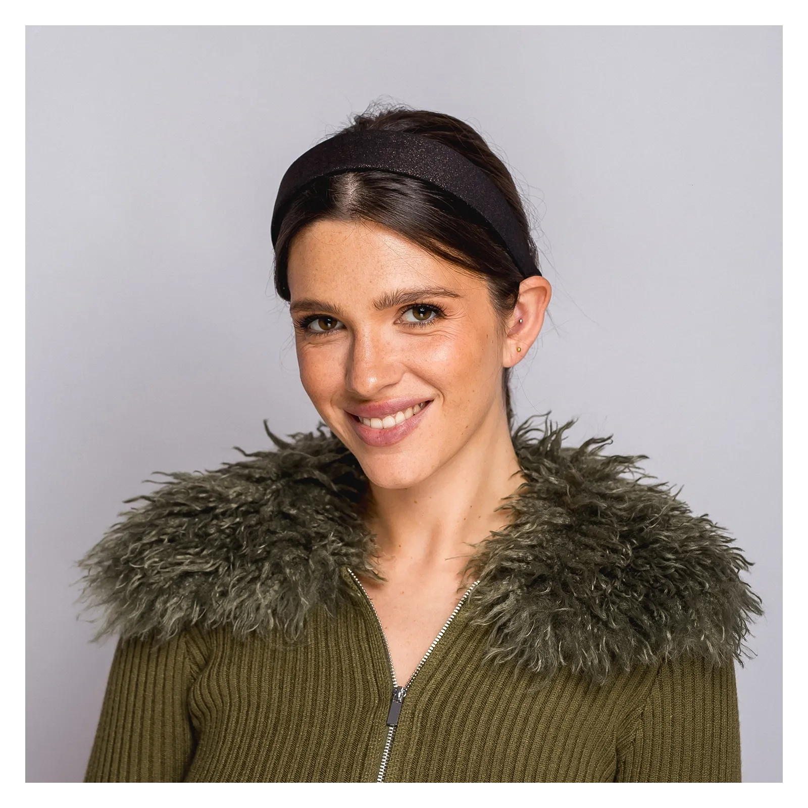 Elegancka opaska z połyskiem