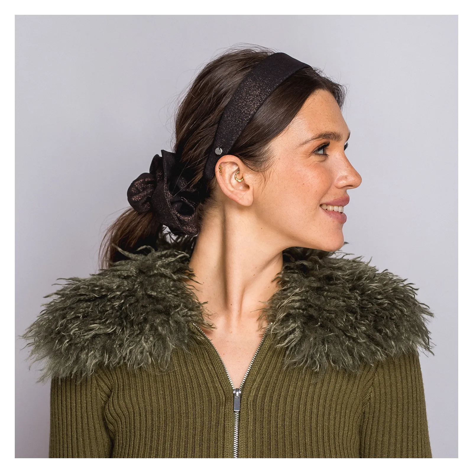 Elegancka opaska z połyskiem