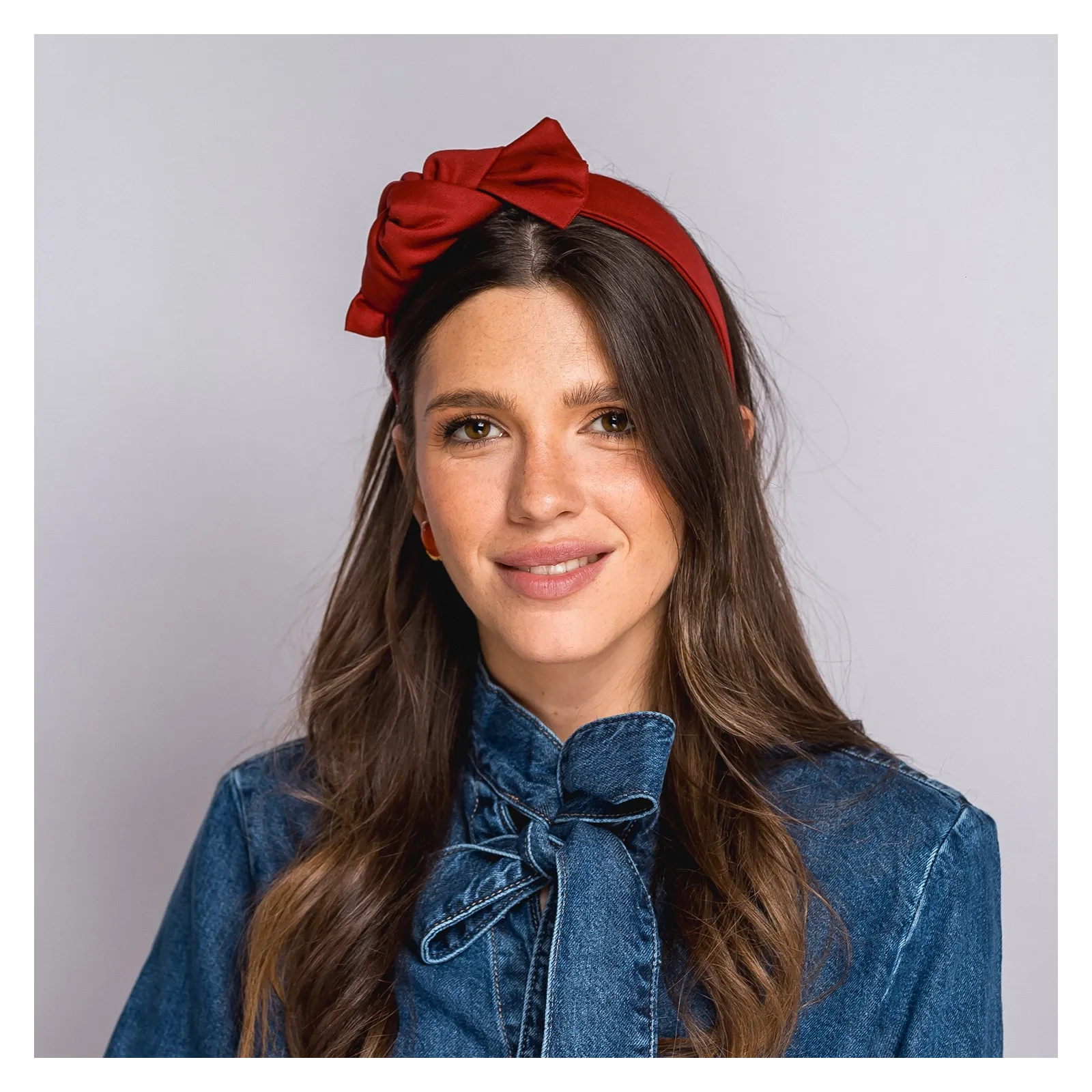 Opaska z kokardą w odcieniu ceglanej czerwieni