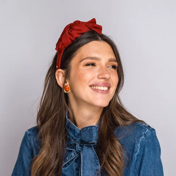 Opaska z kokardą w odcieniu ceglanej czerwieni