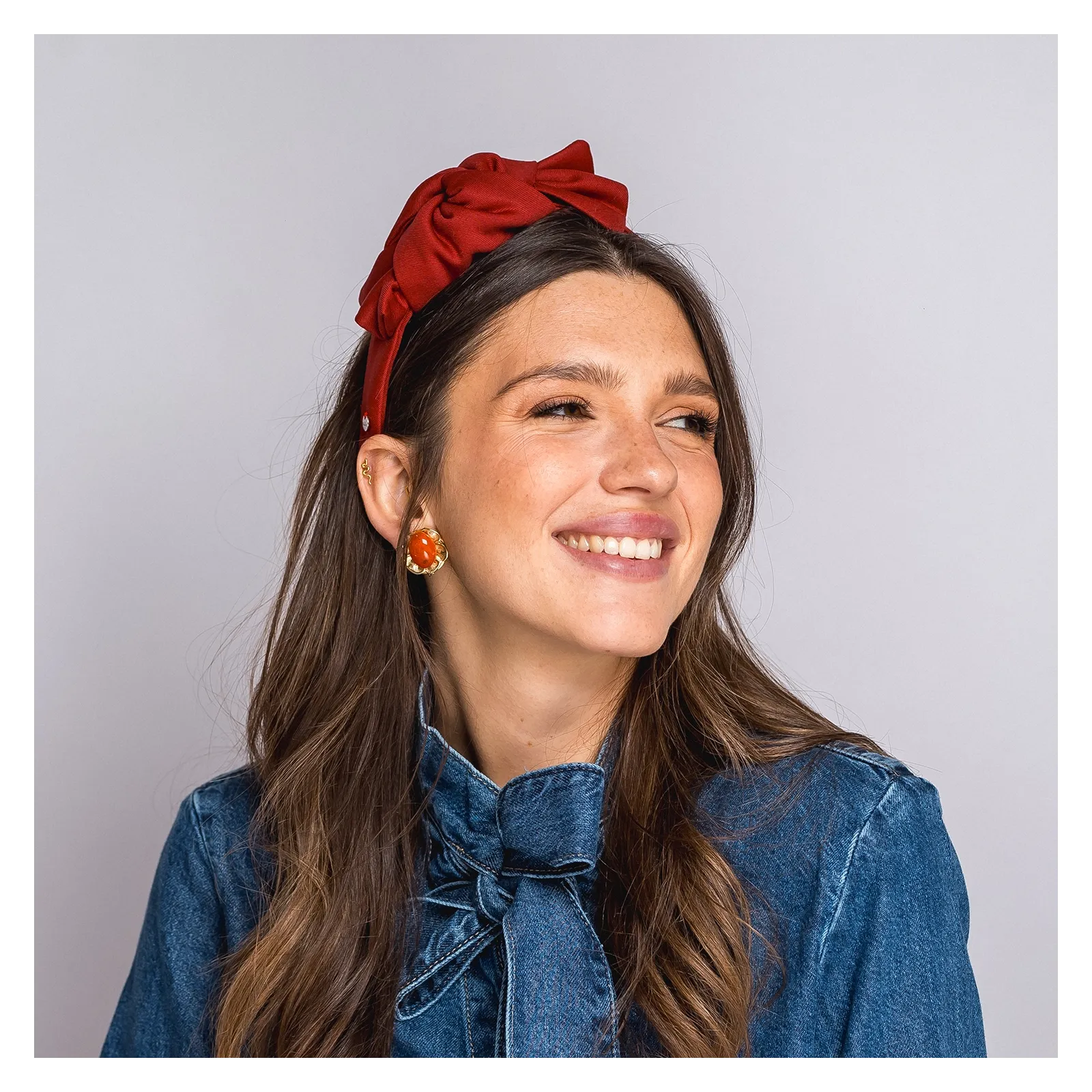 Opaska z kokardą w odcieniu ceglanej czerwieni