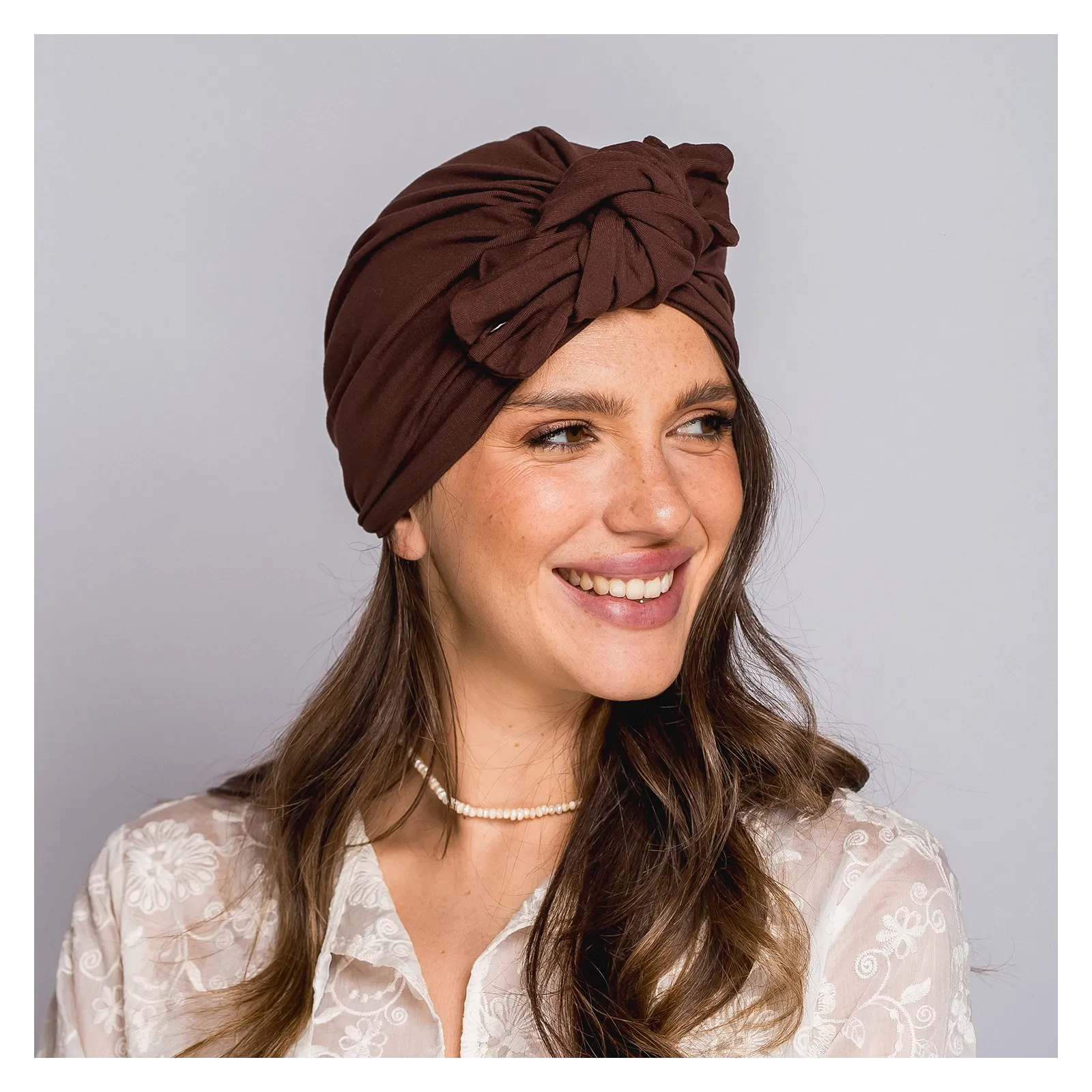 Turban z węzłem w kolorze czekoladowym