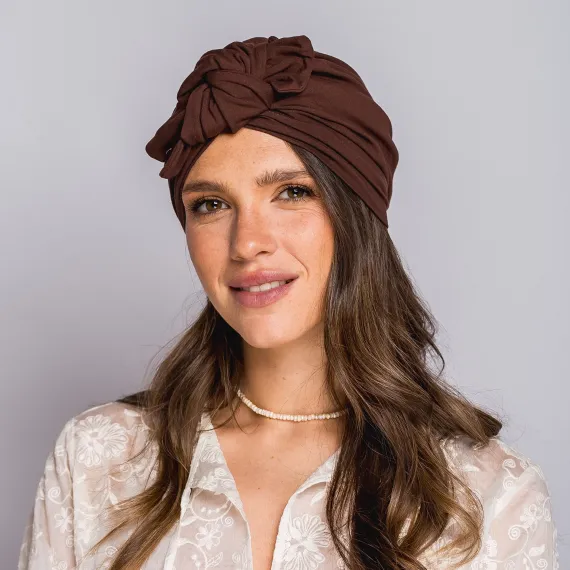 Turban z węzłem w kolorze czekoladowym