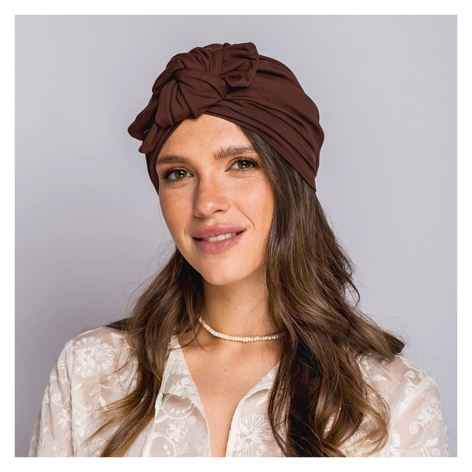 Turban z węzłem w kolorze czekoladowym