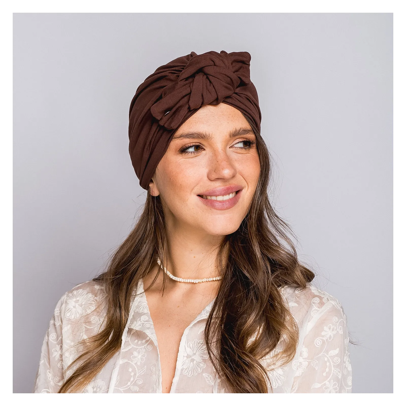 Turban z węzłem w kolorze czekoladowym