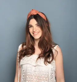 Wakacyjna opaska w rudym kolorze w kropeczki.