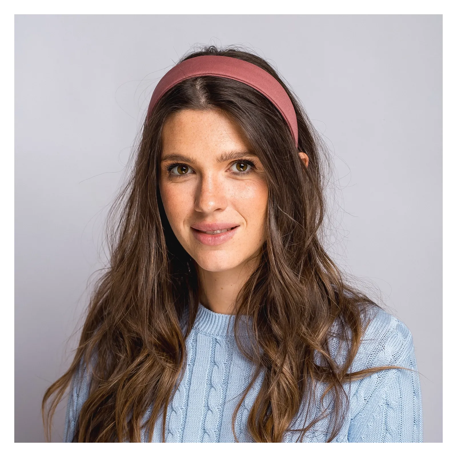 Gładka, minimalistyczna  opaska do włosów w kolorze zgaszonego różu