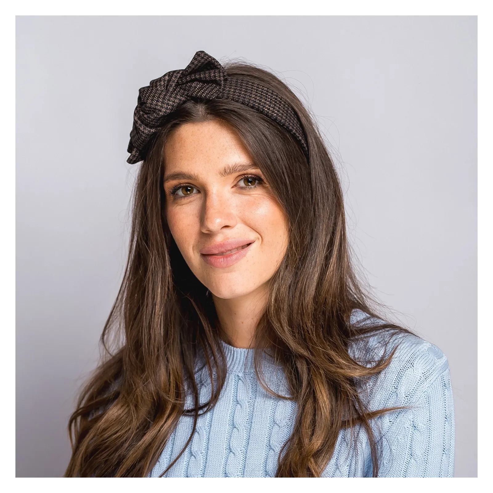 Opaska w brązową pepitkę z kokardą