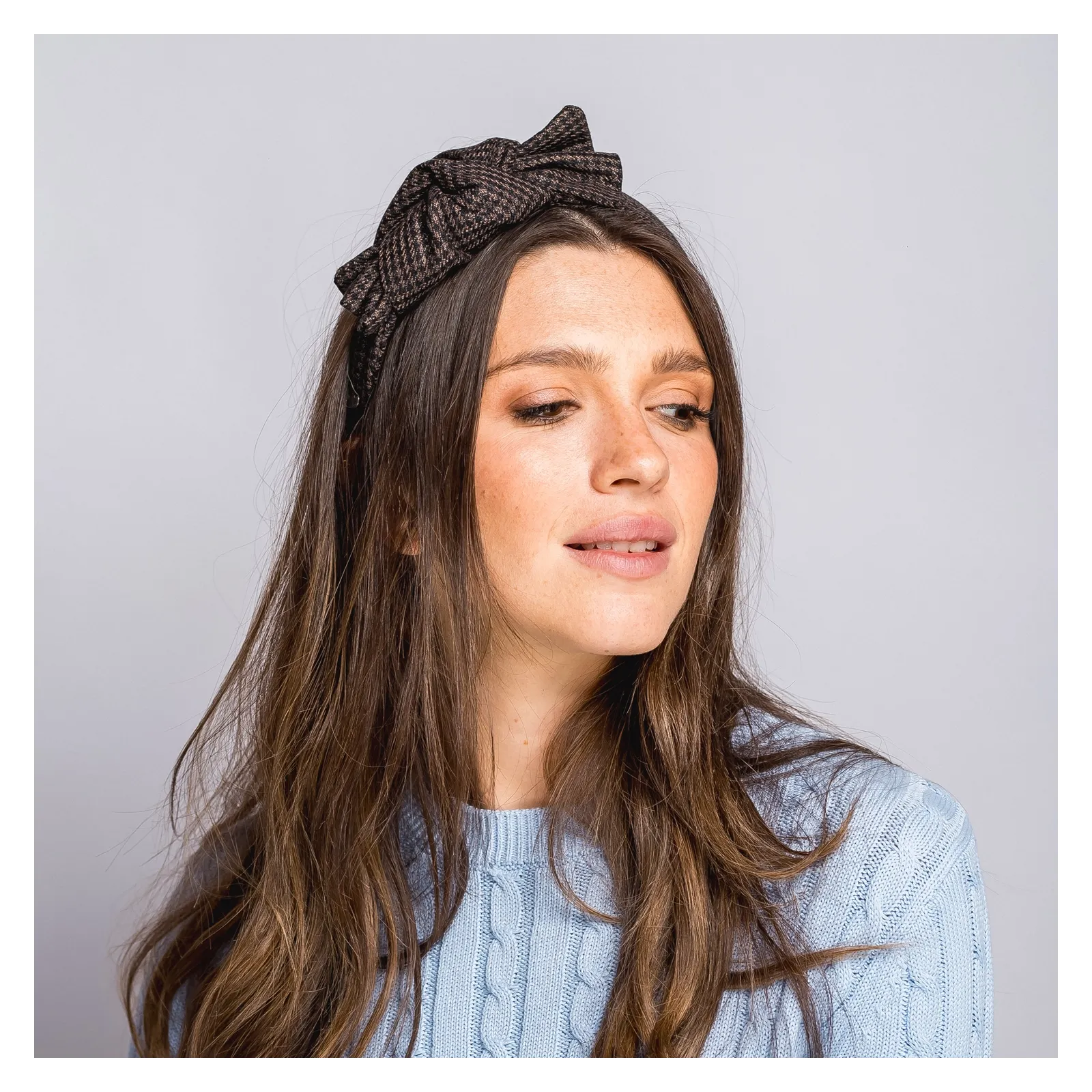 Opaska w brązową pepitkę z kokardą