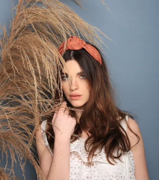 Wakacyjna opaska w rudym kolorze w kropeczki.