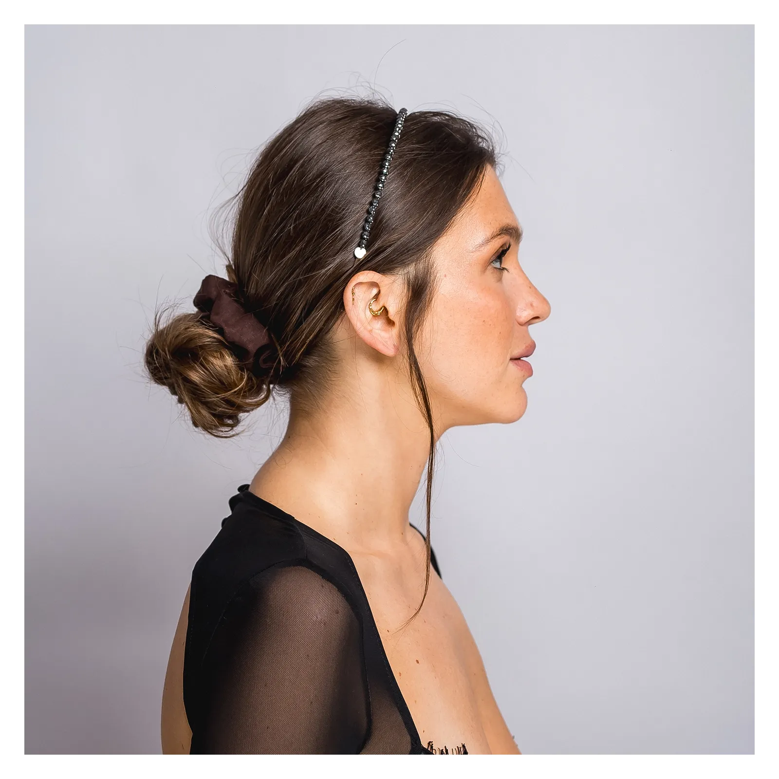 Biżuteryjna opaska z kryształkami w odcieniu grafitowym