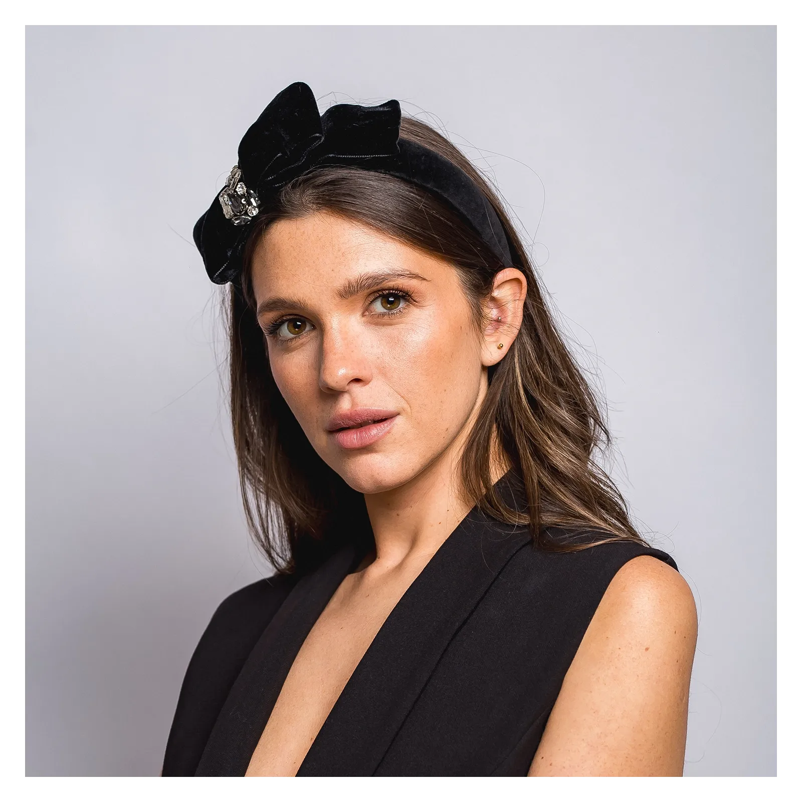 Aksamitna czarna opaska z kokardą i srebrną aplikacją