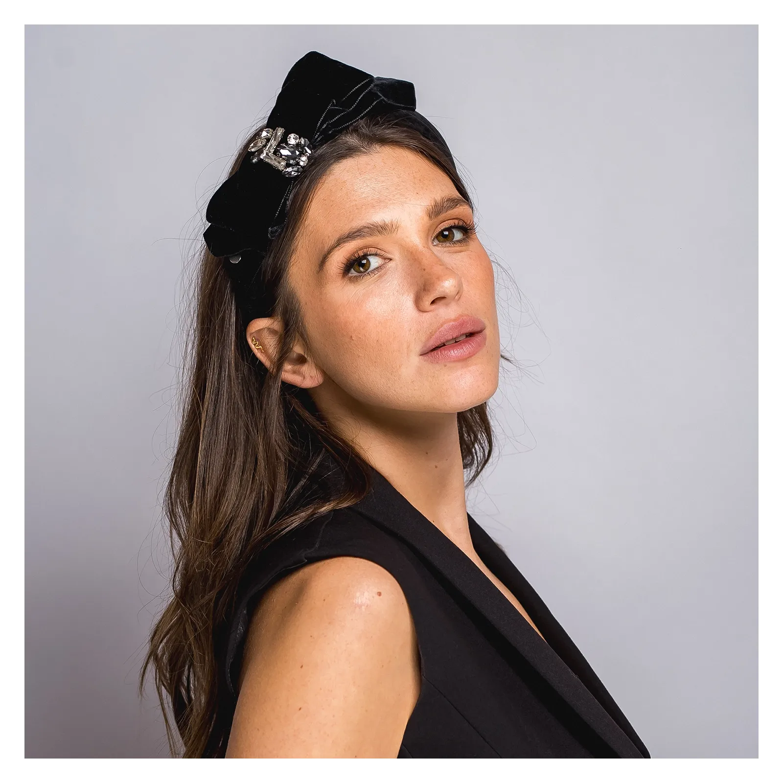 Aksamitna czarna opaska z kokardą i srebrną aplikacją