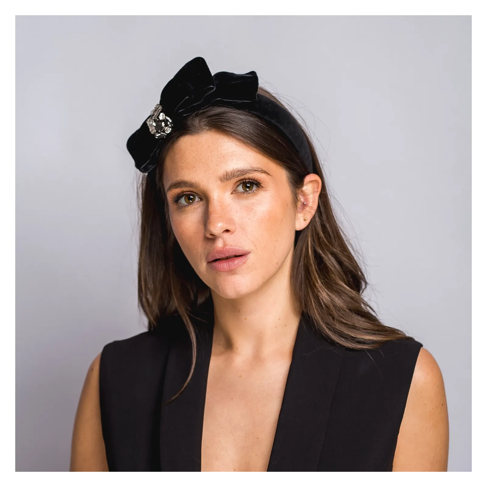 Aksamitna czarna opaska z kokardą i srebrną aplikacją