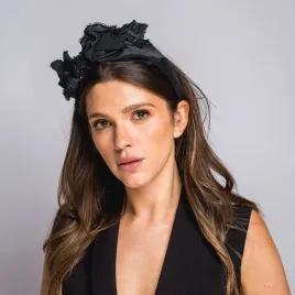 Czarna opaska z kwiatową aplikacją i połyskiem