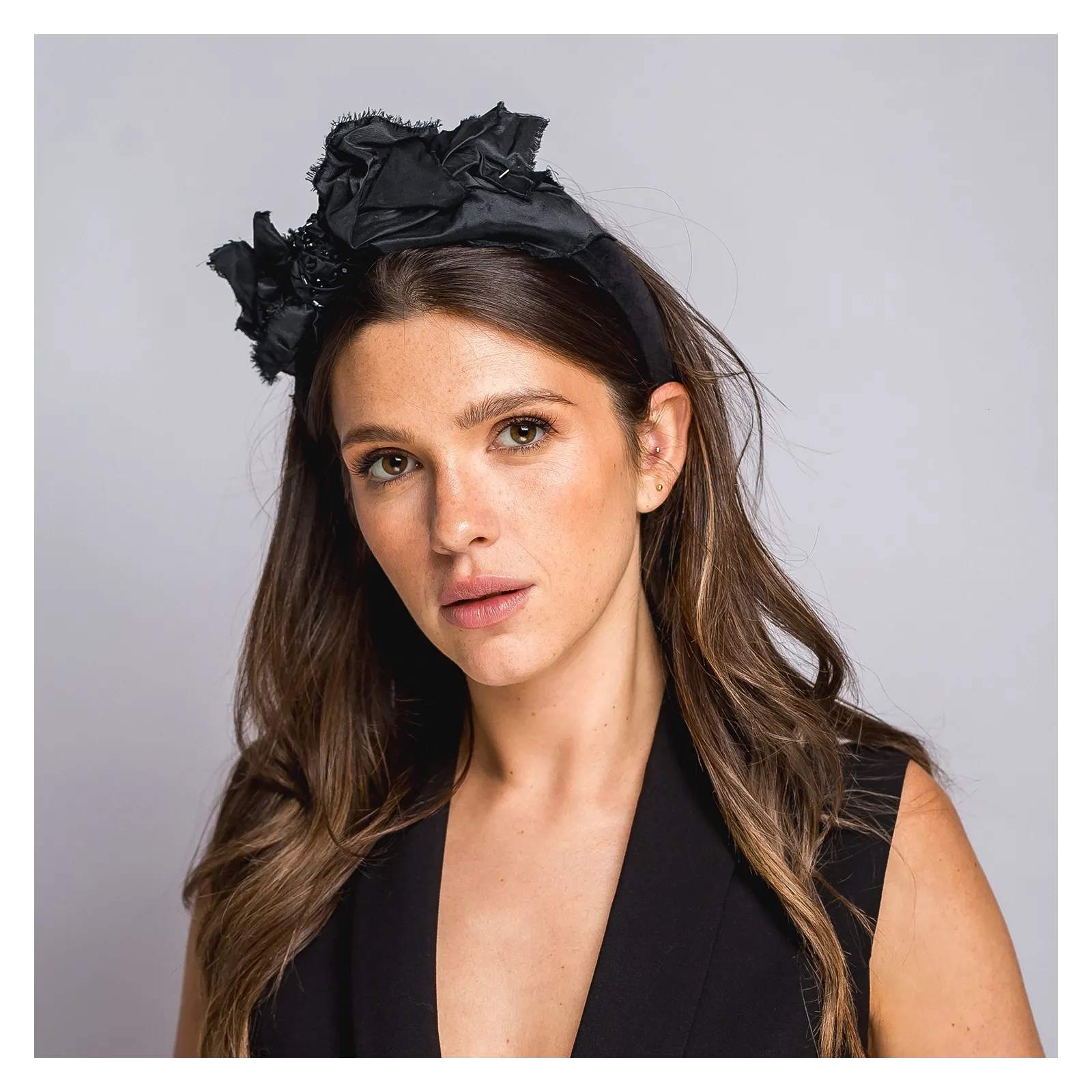 Czarna opaska z kwiatową aplikacją i połyskiem