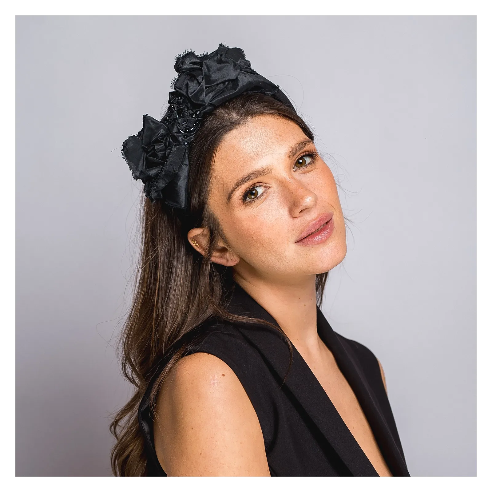 Czarna opaska z kwiatową aplikacją i połyskiem