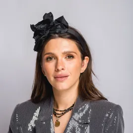 Czarna opaska z ozdobnym kwiatem