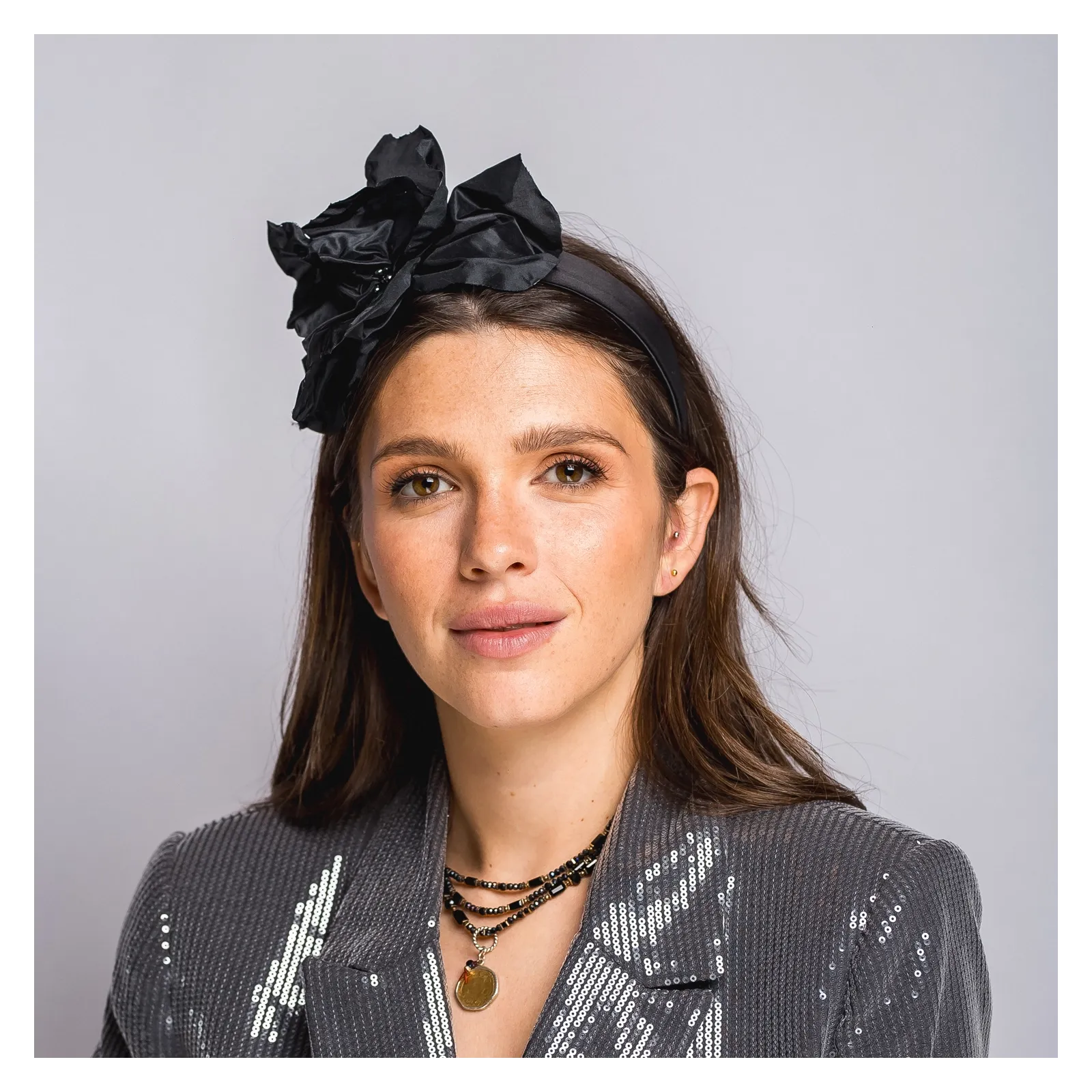 Czarna opaska z ozdobnym kwiatem