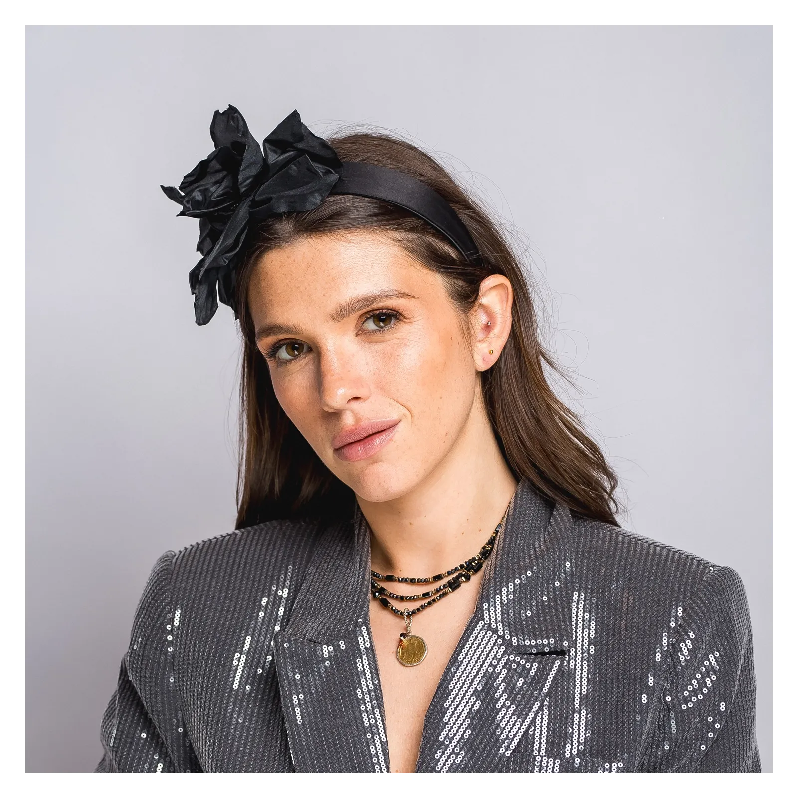 Czarna opaska z ozdobnym kwiatem