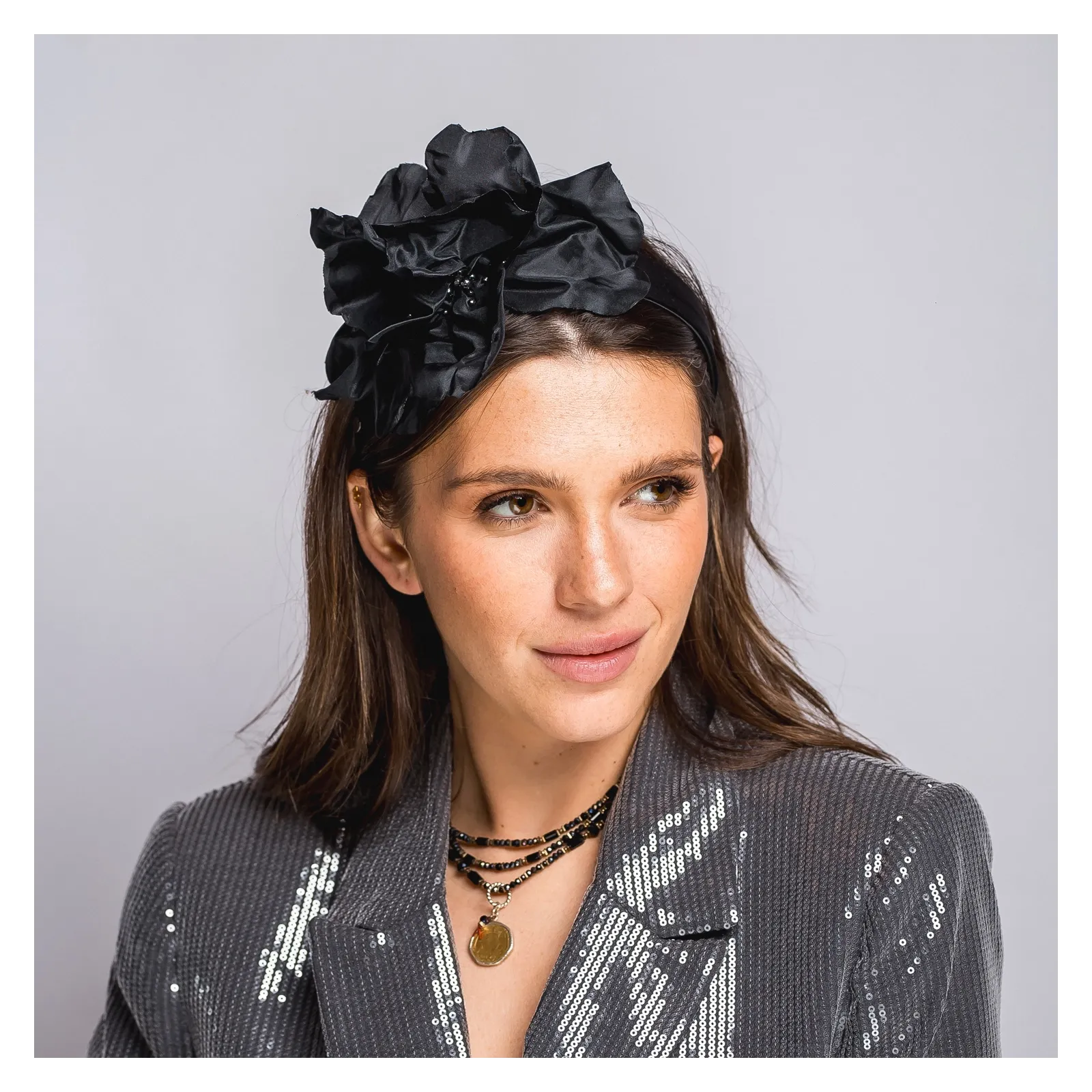 Czarna opaska z ozdobnym kwiatem