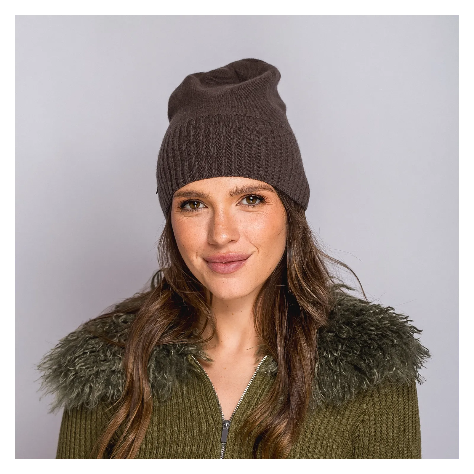 Cienka prążkowana czapka w kolorze czekoladowym