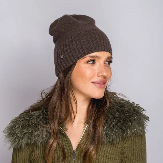 Cienka prążkowana czapka w kolorze czekoladowym