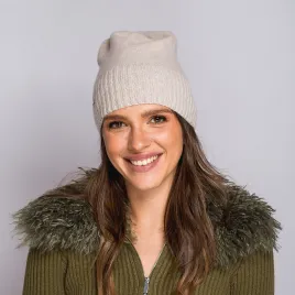 Jasna czapka z prążkowanym w odcieniu ecru