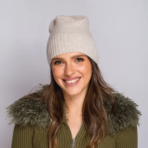 Jasna czapka z prążkowanym w odcieniu ecru