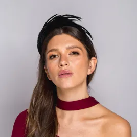 Czarna opaska z delikatnymi piórkami