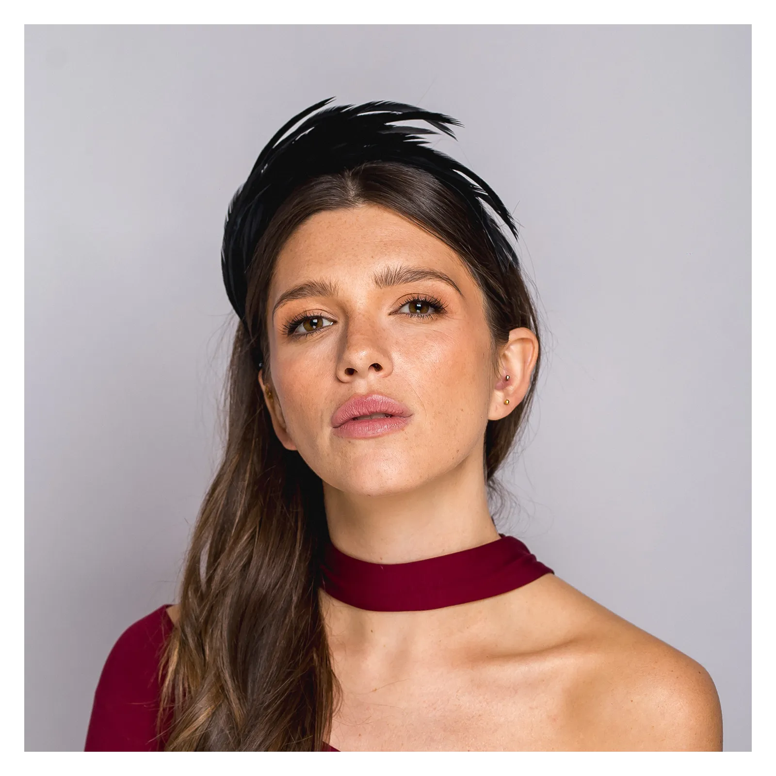 Czarna opaska z delikatnymi piórkami