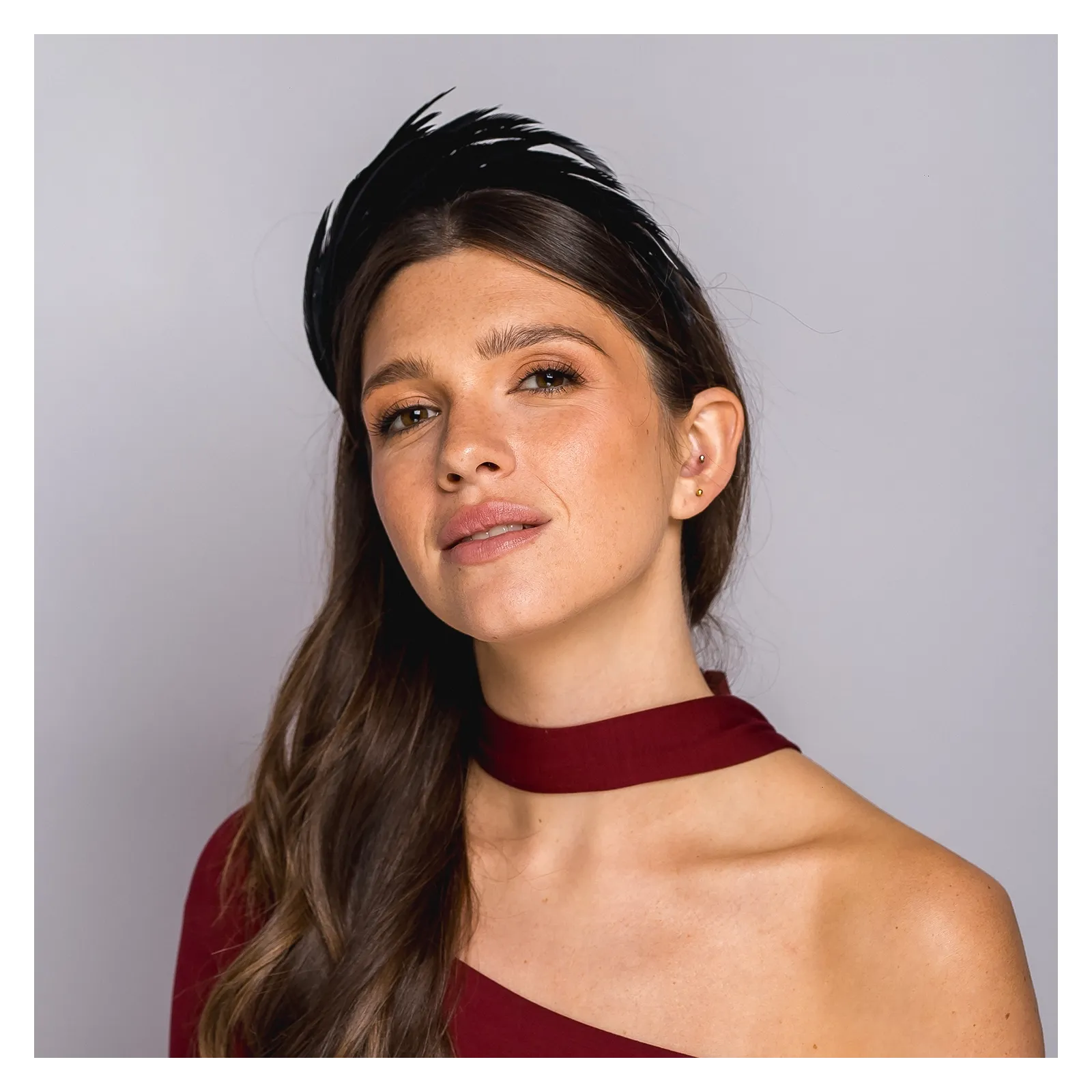 Czarna opaska z delikatnymi piórkami