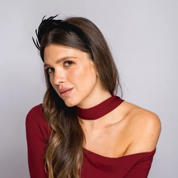 Czarna opaska z delikatnymi piórkami