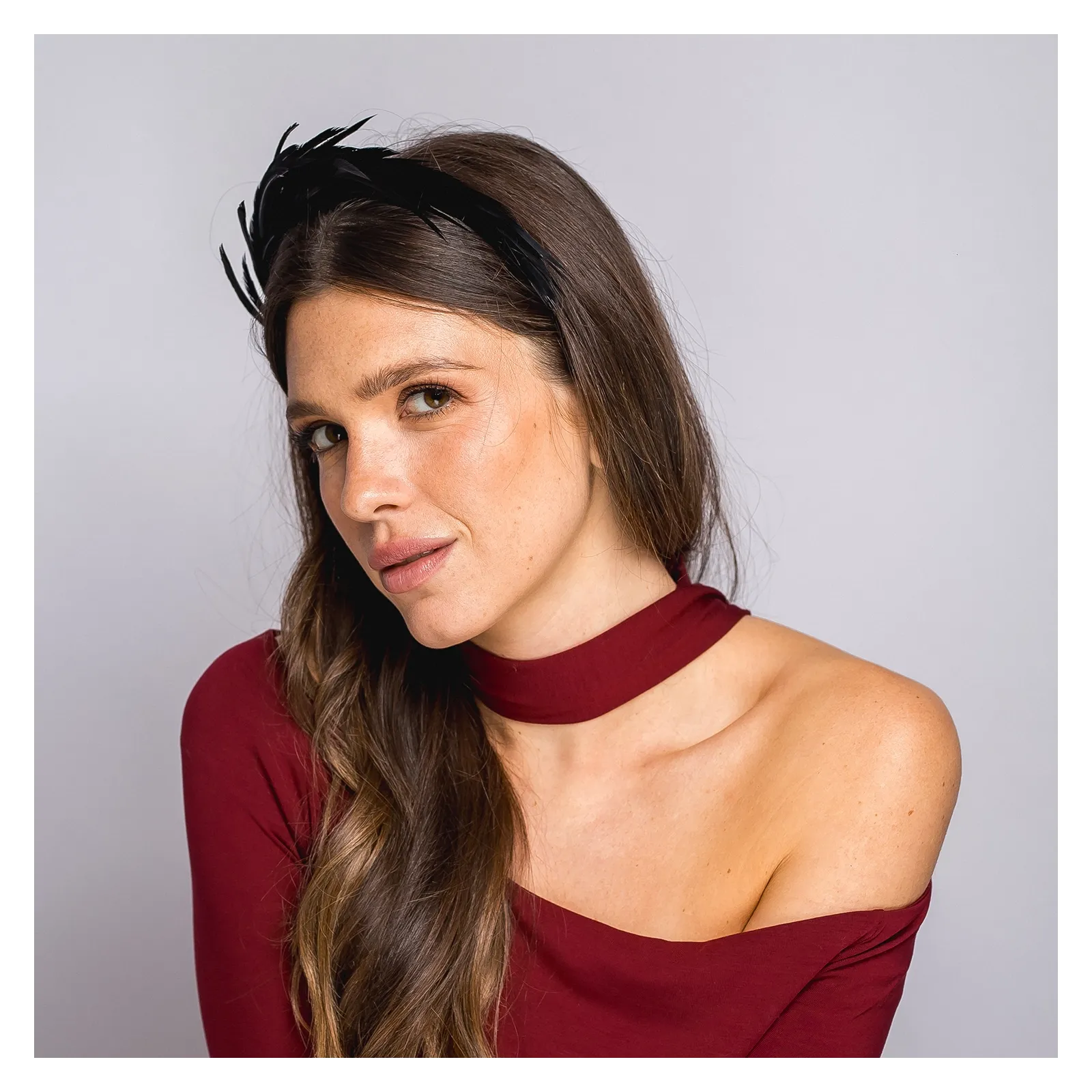 Czarna opaska z delikatnymi piórkami