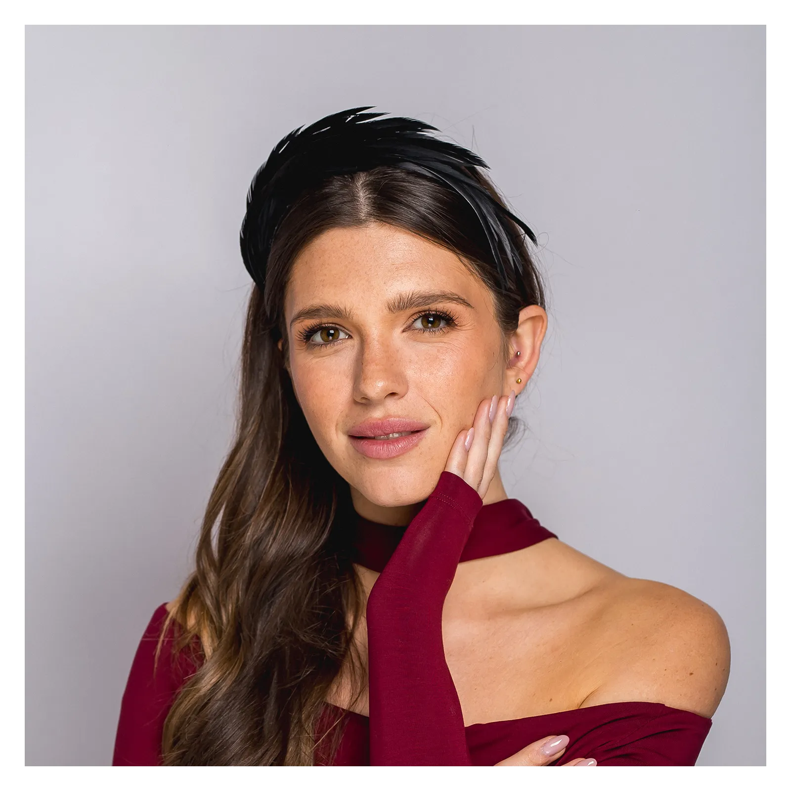 Czarna opaska z delikatnymi piórkami